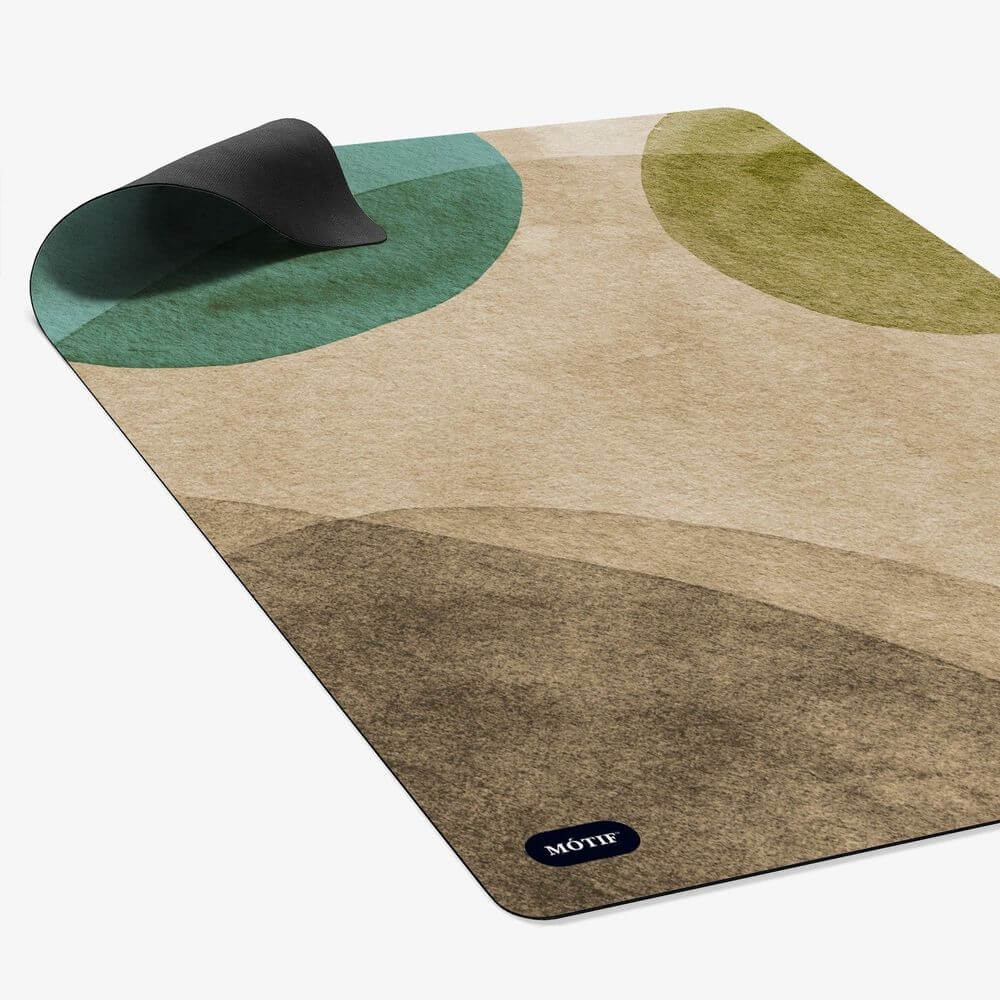 Mótif Olive - Groene vloerbeschermer met abstract patroon