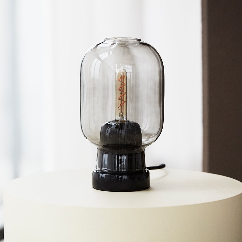 Normann Copenhagen Amp - Tafellamp - Gerookt Zwart - H 26,5 x Ø 14 cm